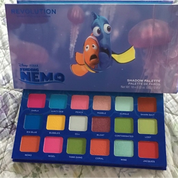 Finding Nemo Disney 17 pcs Set Makeup Revolution Eyeshadow lip oil brush bag New - Picture 4 of 14
